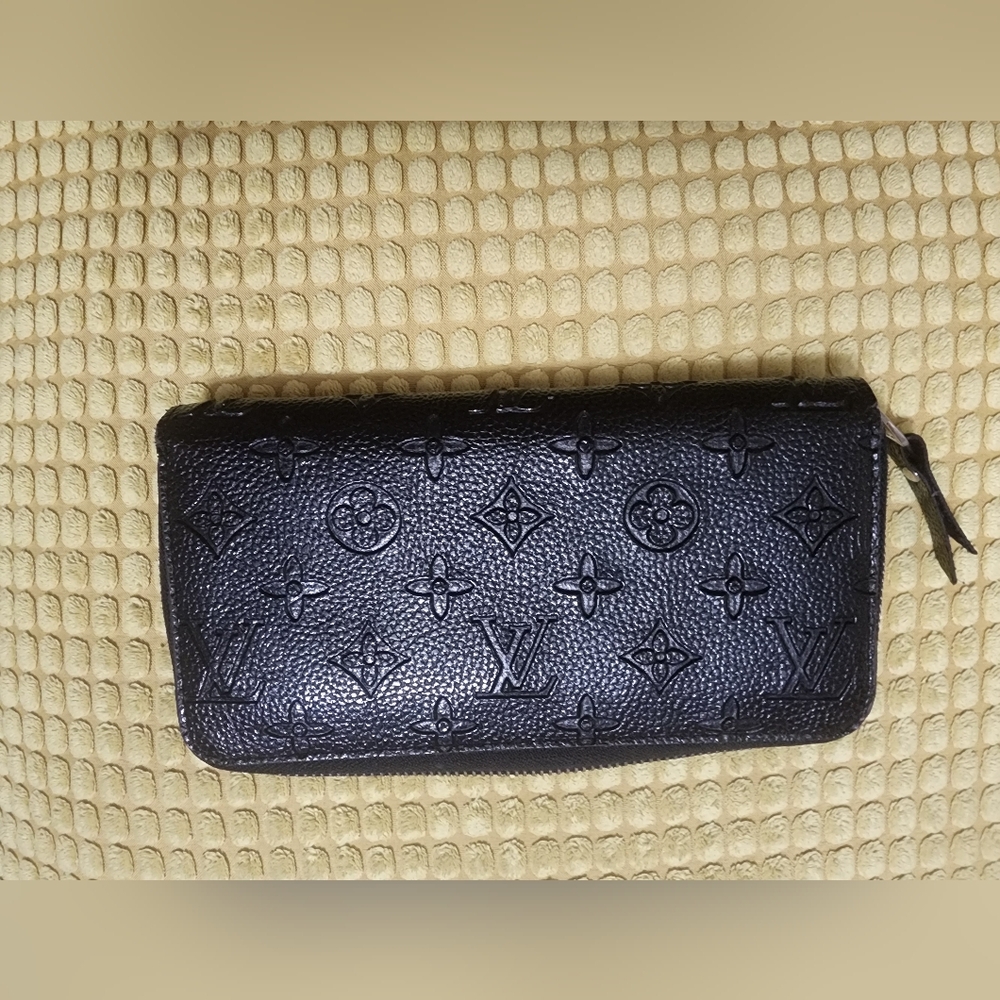 Authentic Louis Vuitton Zippy wallet black